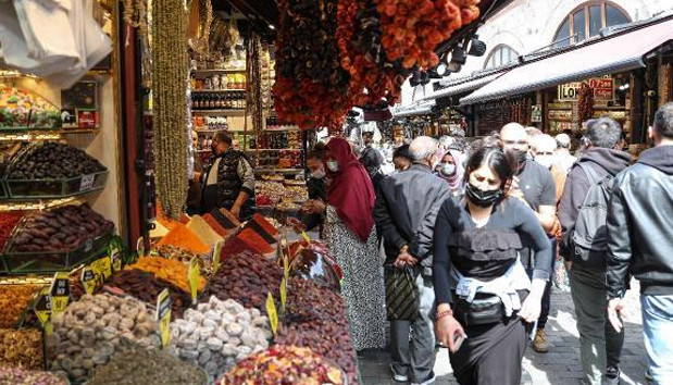 Eminönü'nde tam kapanma öncesi korkutan yoğunluk