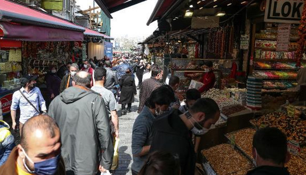 Eminönü'nde tam kapanma öncesi korkutan yoğunluk