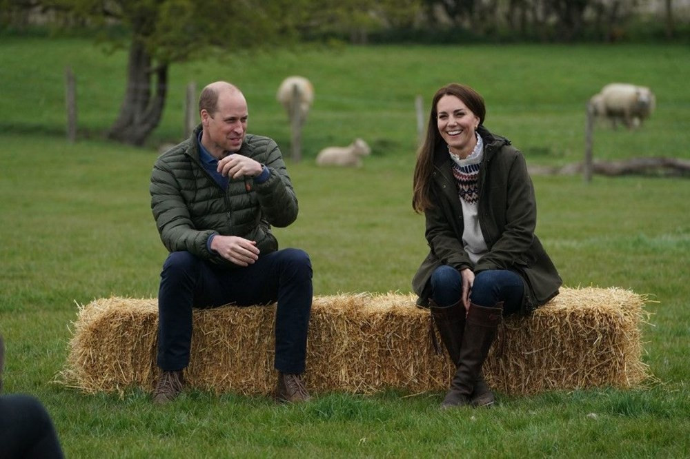 Prens William ile Kate Middleton'dan köy ziyareti