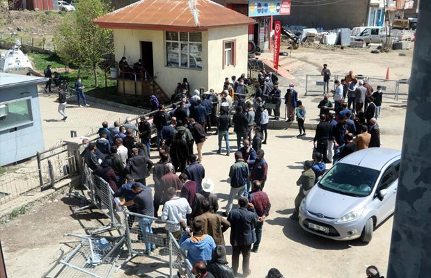 Son gün akın ettiler! 'Seyahat izin belgesi' yoğunluğu...