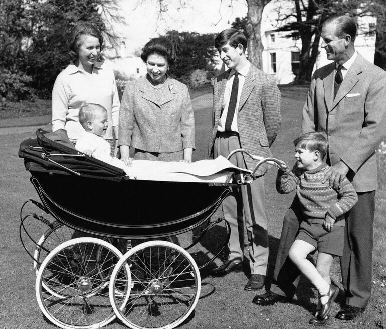 Kraliçe İkinci Elizabeth'in eşi, Edinburgh Dükü'nün hayatı