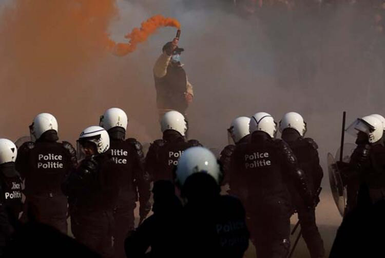 Belçika'da parkta parti düzenlemek isteyenlere polis müdahale etti