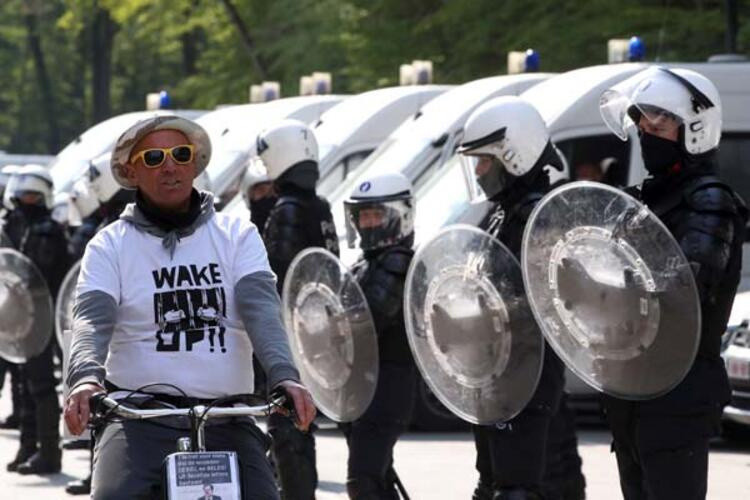 Belçika'da parkta parti düzenlemek isteyenlere polis müdahale etti