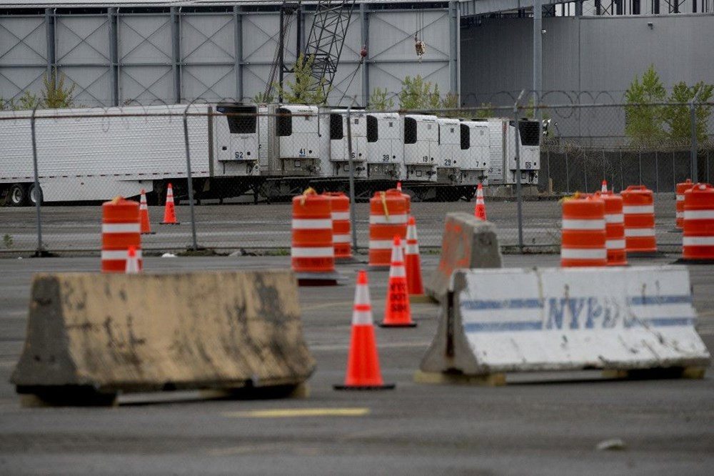 New York’ta 750 cenaze bir yıldan fazladır kamyonlarda bekliyor