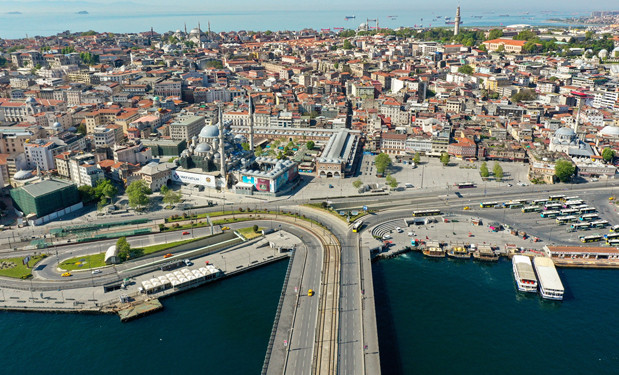 İstanbul'da meydanlar bayramda boş kaldı