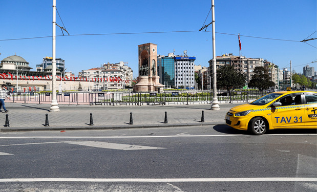 İstanbul'da meydanlar bayramda boş kaldı