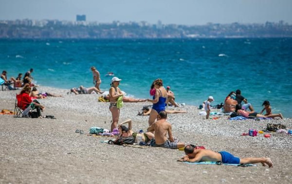 Tam kapanma sonrası Antalyalılar sahile akın etti