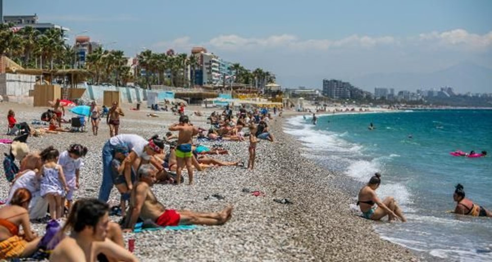 Tam kapanma sonrası Antalyalılar sahile akın etti