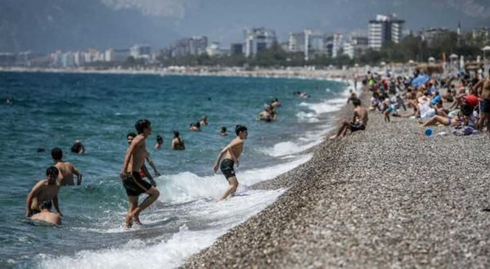 Tam kapanma sonrası Antalyalılar sahile akın etti