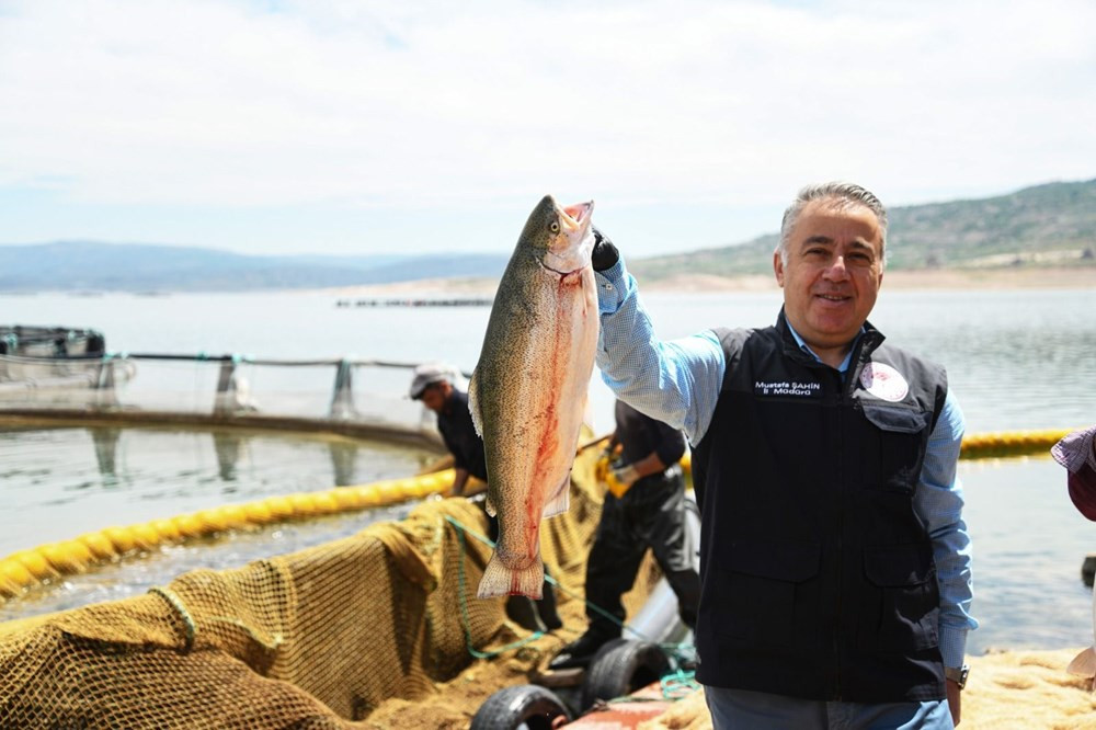 Deniz yok ama tonlarca somon üretiyorlar