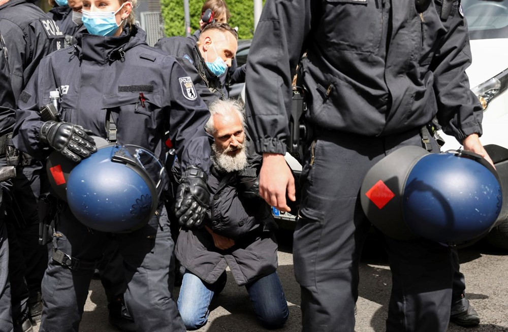 Kovid-19 önlemleri protestosu: 200'ü aşkın gözaltı...