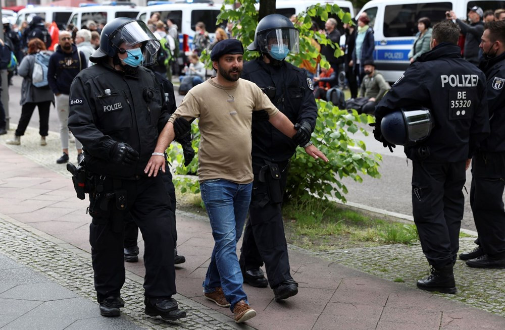 Kovid-19 önlemleri protestosu: 200'ü aşkın gözaltı...