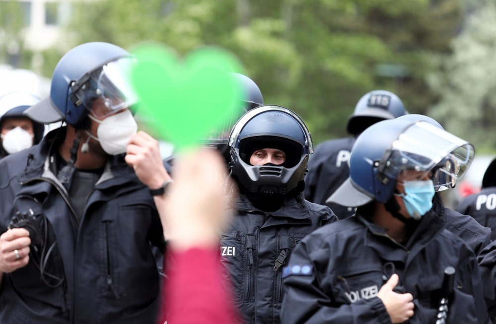 Kovid-19 önlemleri protestosu: 200'ü aşkın gözaltı...