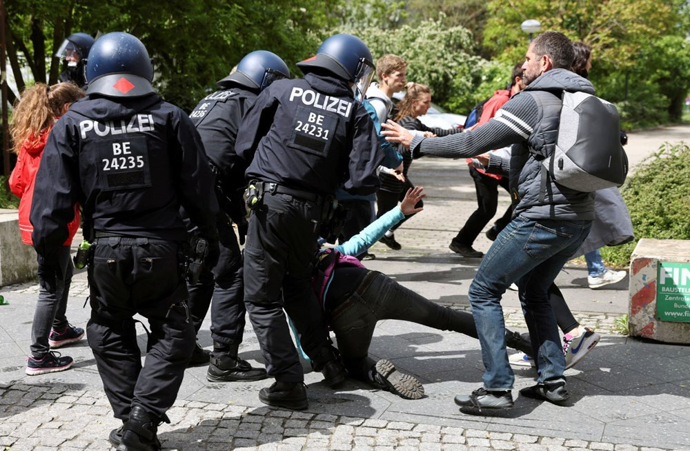 Kovid-19 önlemleri protestosu: 200'ü aşkın gözaltı...