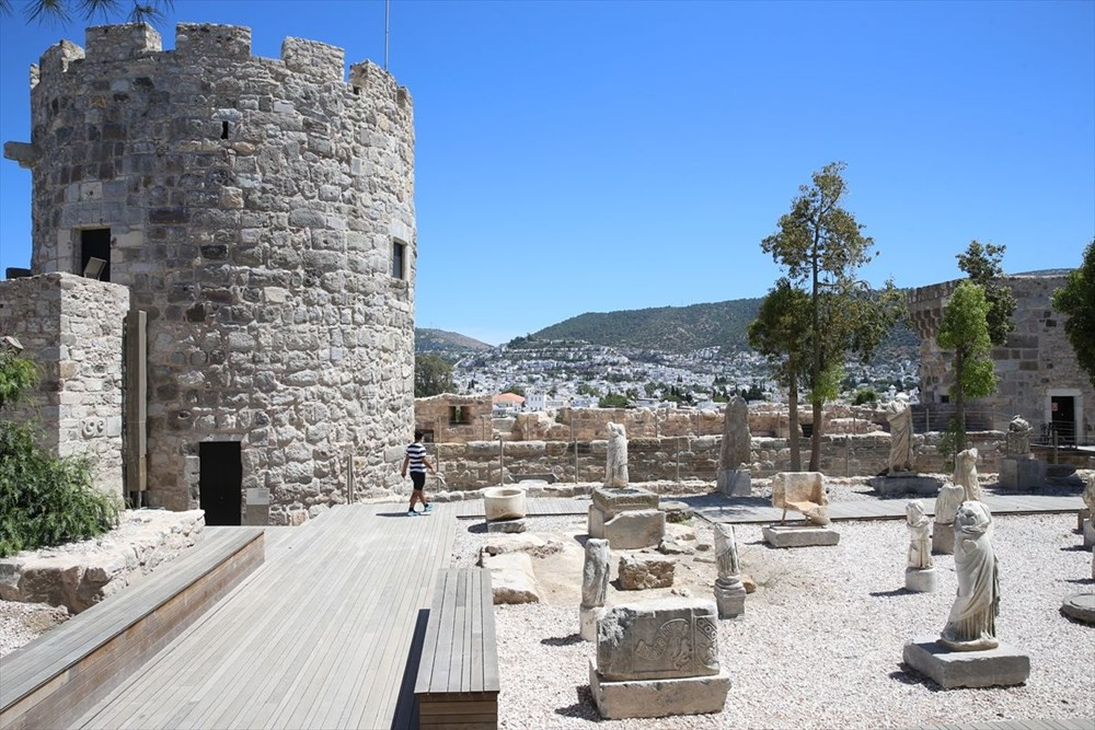 Bodrum'da 2 bin 400 yıllık lahit mezardan çıkan eserlere yoğun ilgi 