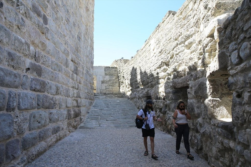 Bodrum'da 2 bin 400 yıllık lahit mezardan çıkan eserlere yoğun ilgi 