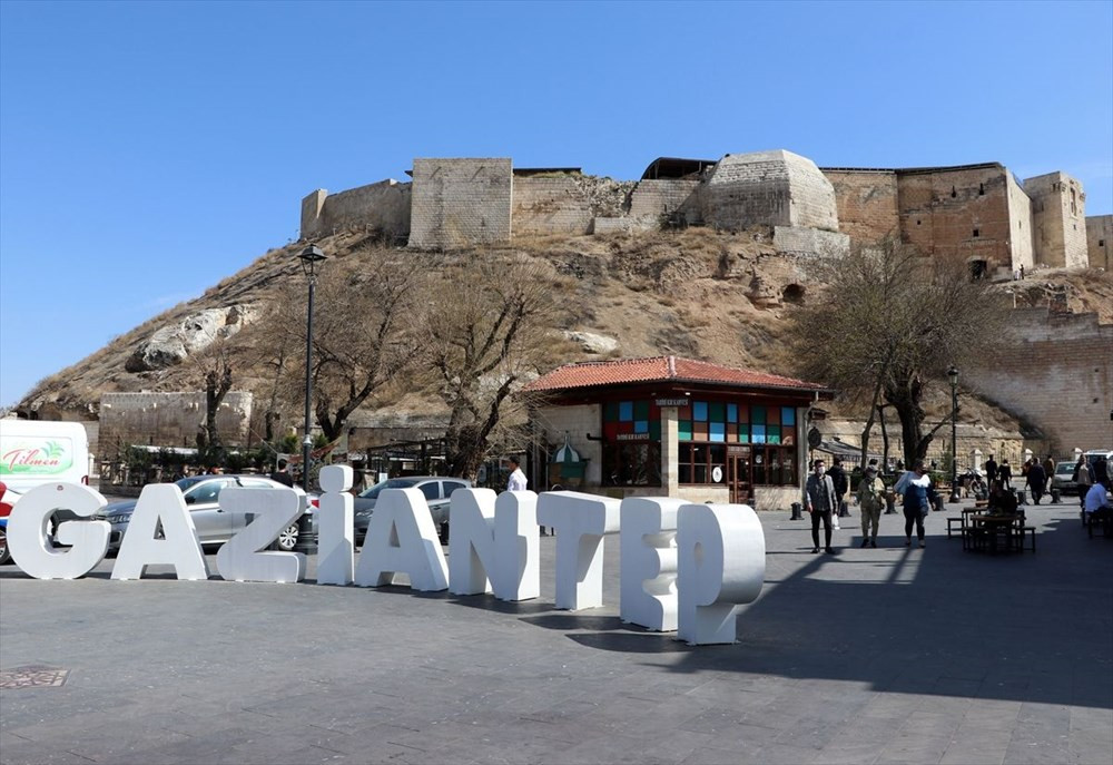 Gaziantep Kalesi'nin altındaki tarihi tüneller turizme kazandırılıyor