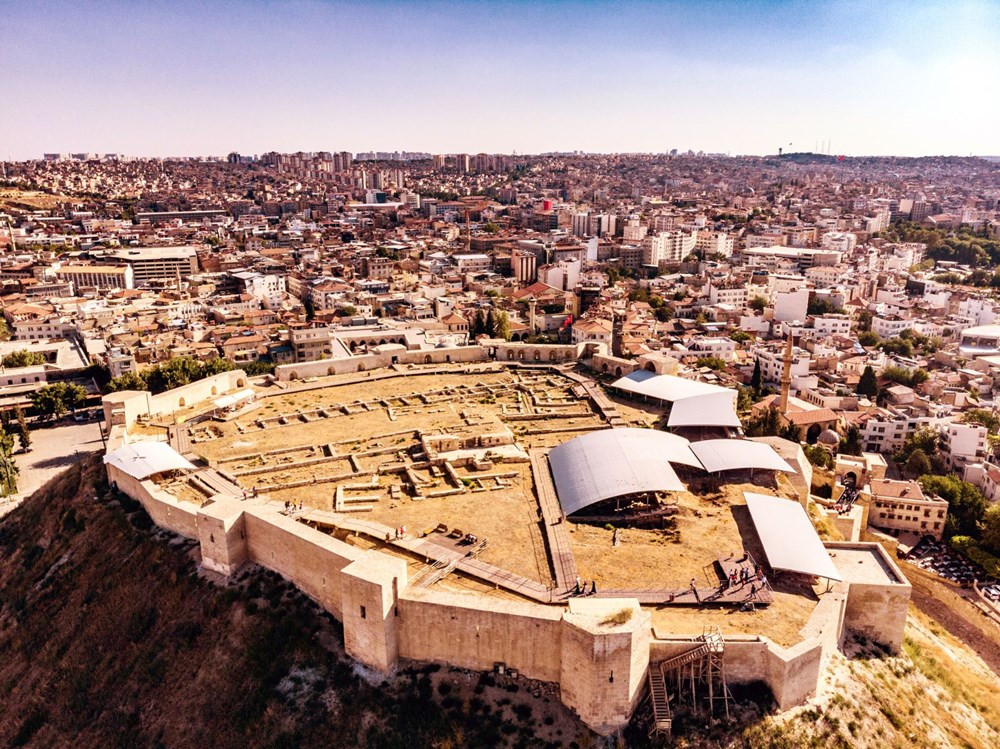 Gaziantep Kalesi'nin altındaki tarihi tüneller turizme kazandırılıyor