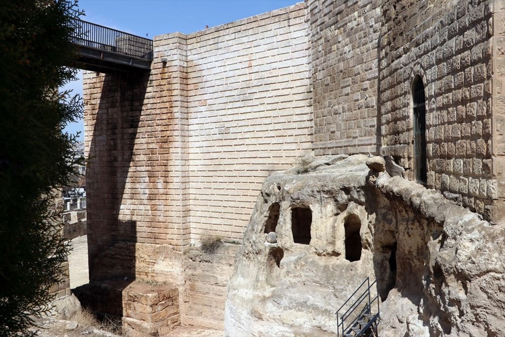 Gaziantep Kalesi'nin altındaki tarihi tüneller turizme kazandırılıyor