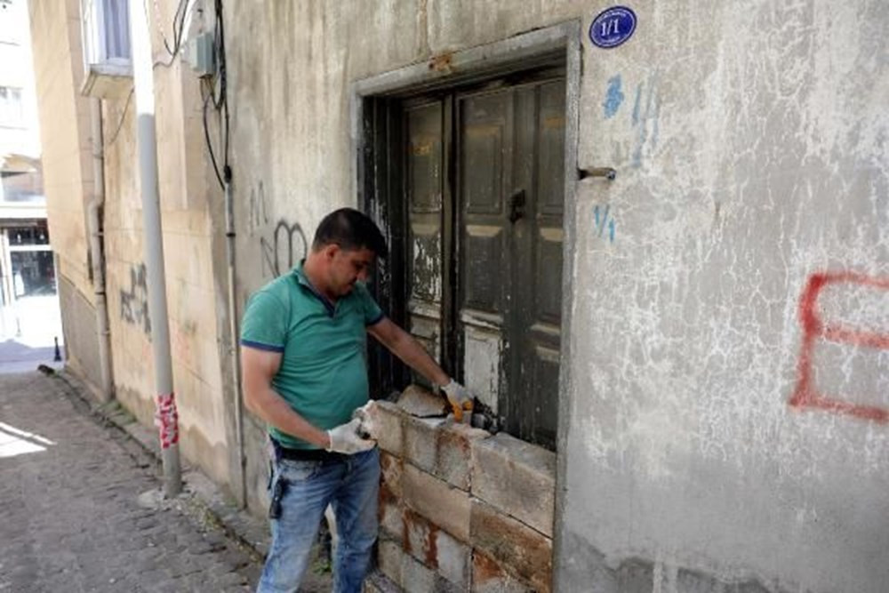 Hırsızlardan korumak için tarihi evlerin kapılarına duvar ördüler