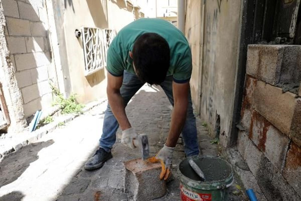 Hırsızlardan korumak için tarihi evlerin kapılarına duvar ördüler