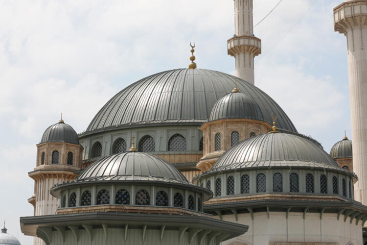 Isparta'dan Taksim'de yapılan camiye 25 ton gül suyu!