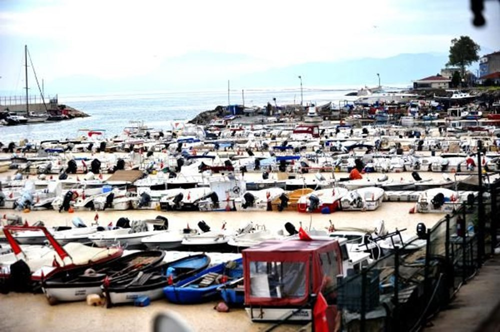 Deniz salyasıyla kaplanan Mudanya Yat Limanı, havadan görüntülendi