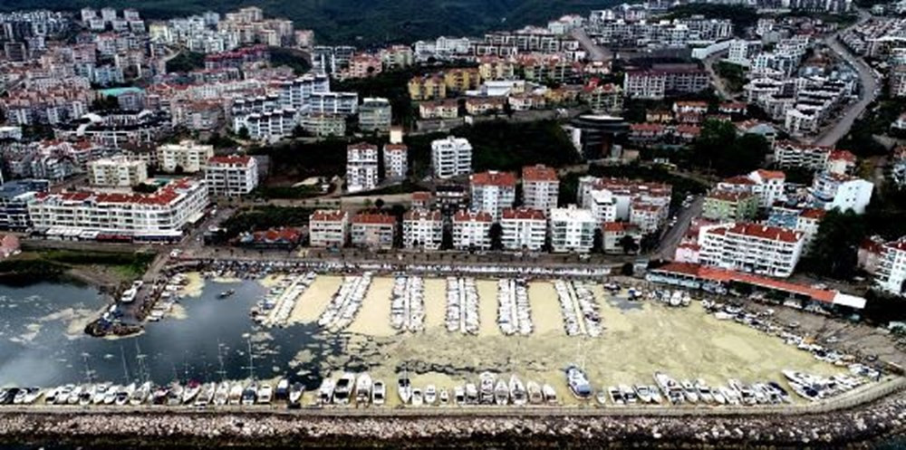 Deniz salyasıyla kaplanan Mudanya Yat Limanı, havadan görüntülendi