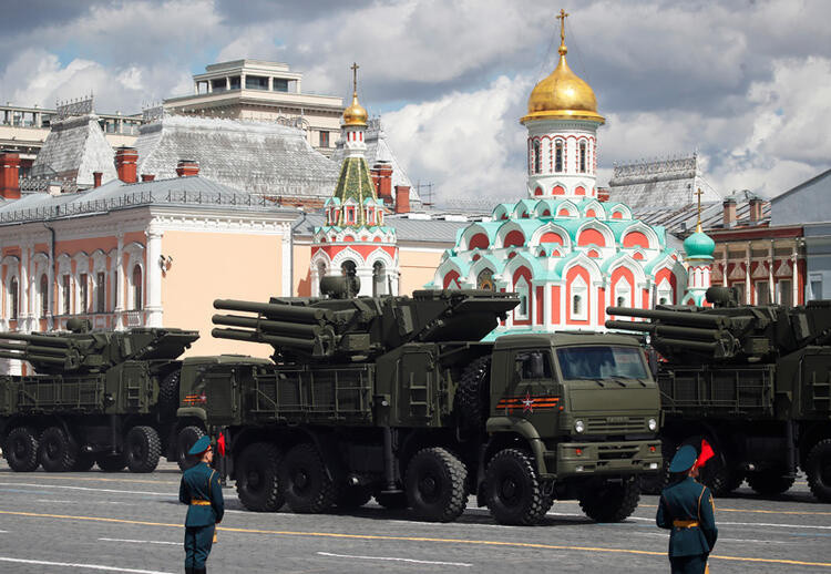  Rus füze sistemleri Kızıl Meydan'dan geçti