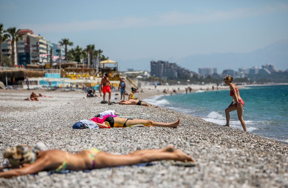 Kısıtlamadan muaf turistler sahile akın etti