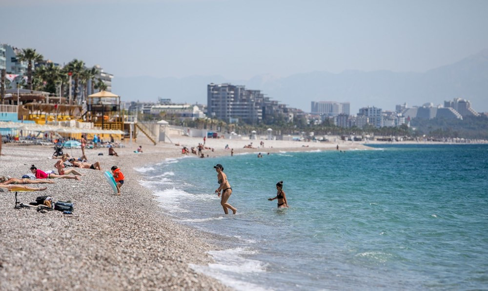 Kısıtlamadan muaf turistler sahile akın etti