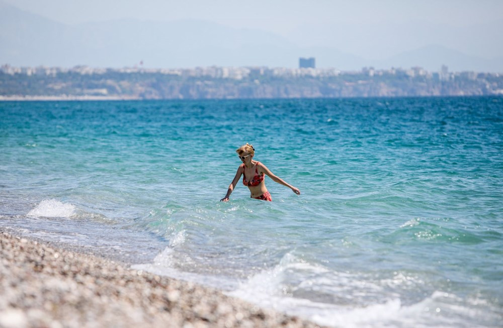 Kısıtlamadan muaf turistler sahile akın etti