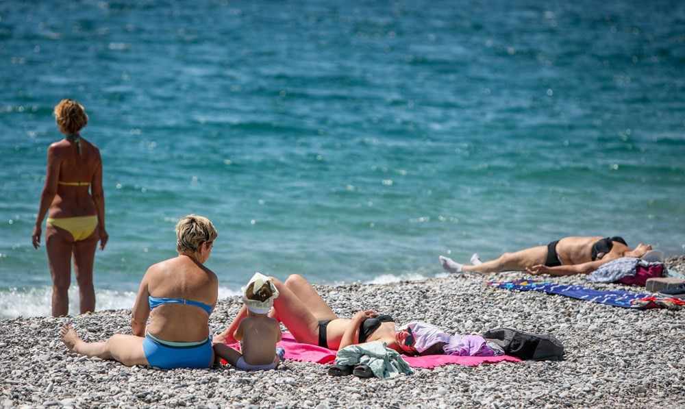 Kısıtlamadan muaf turistler sahile akın etti