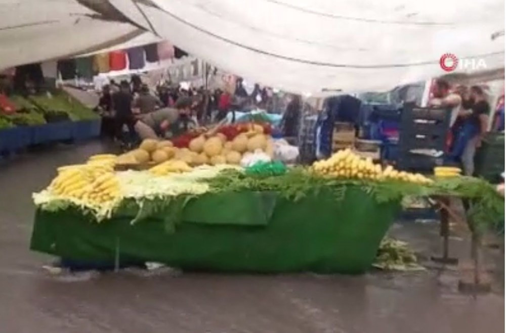 İstanbul'da şiddetli yağmur: Yenibosna'da yolları su bastı