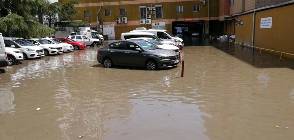 İstanbul'da şiddetli yağmur: Yenibosna'da yolları su bastı