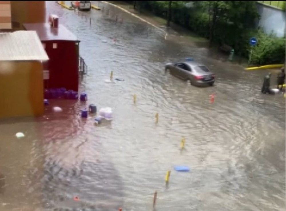 İstanbul'da şiddetli yağmur: Yenibosna'da yolları su bastı