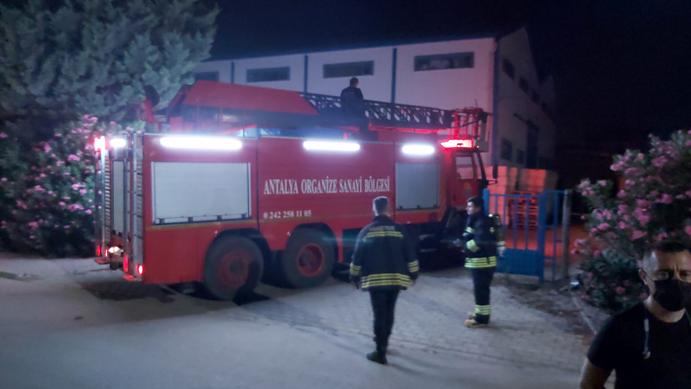 Fabrikanın asit tankı patladı, gökyüzünü asit bulutu kapladı