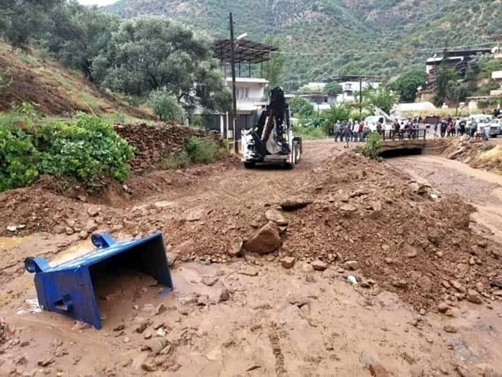 İzmir'i sağanak! Dere ve çaylar taştı, araçlar sürüklendi