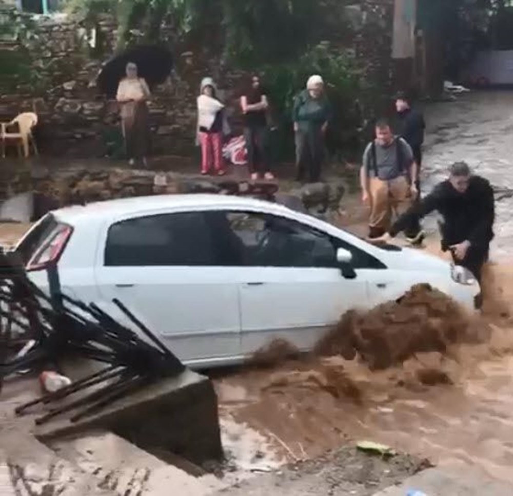 İzmir'i sağanak! Dere ve çaylar taştı, araçlar sürüklendi