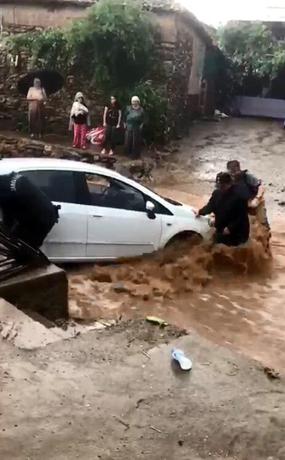 İzmir'i sağanak! Dere ve çaylar taştı, araçlar sürüklendi