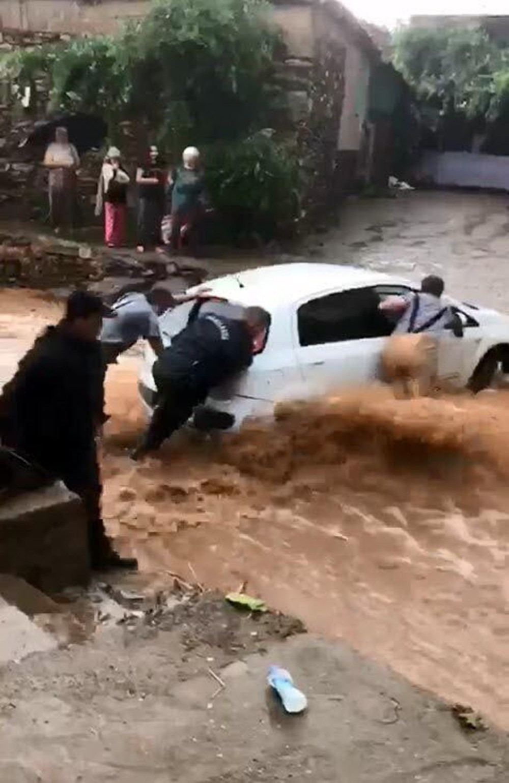 İzmir'i sağanak! Dere ve çaylar taştı, araçlar sürüklendi