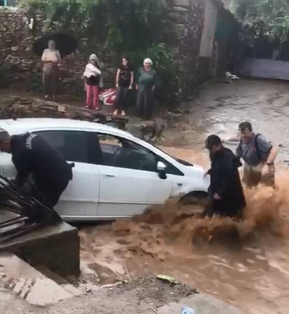 İzmir'i sağanak! Dere ve çaylar taştı, araçlar sürüklendi