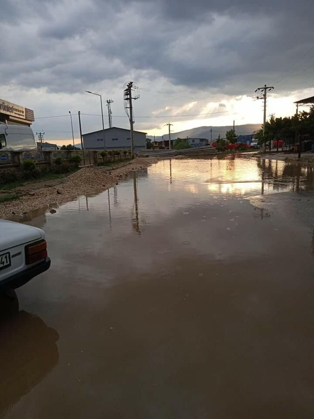 İzmir'i sağanak! Dere ve çaylar taştı, araçlar sürüklendi