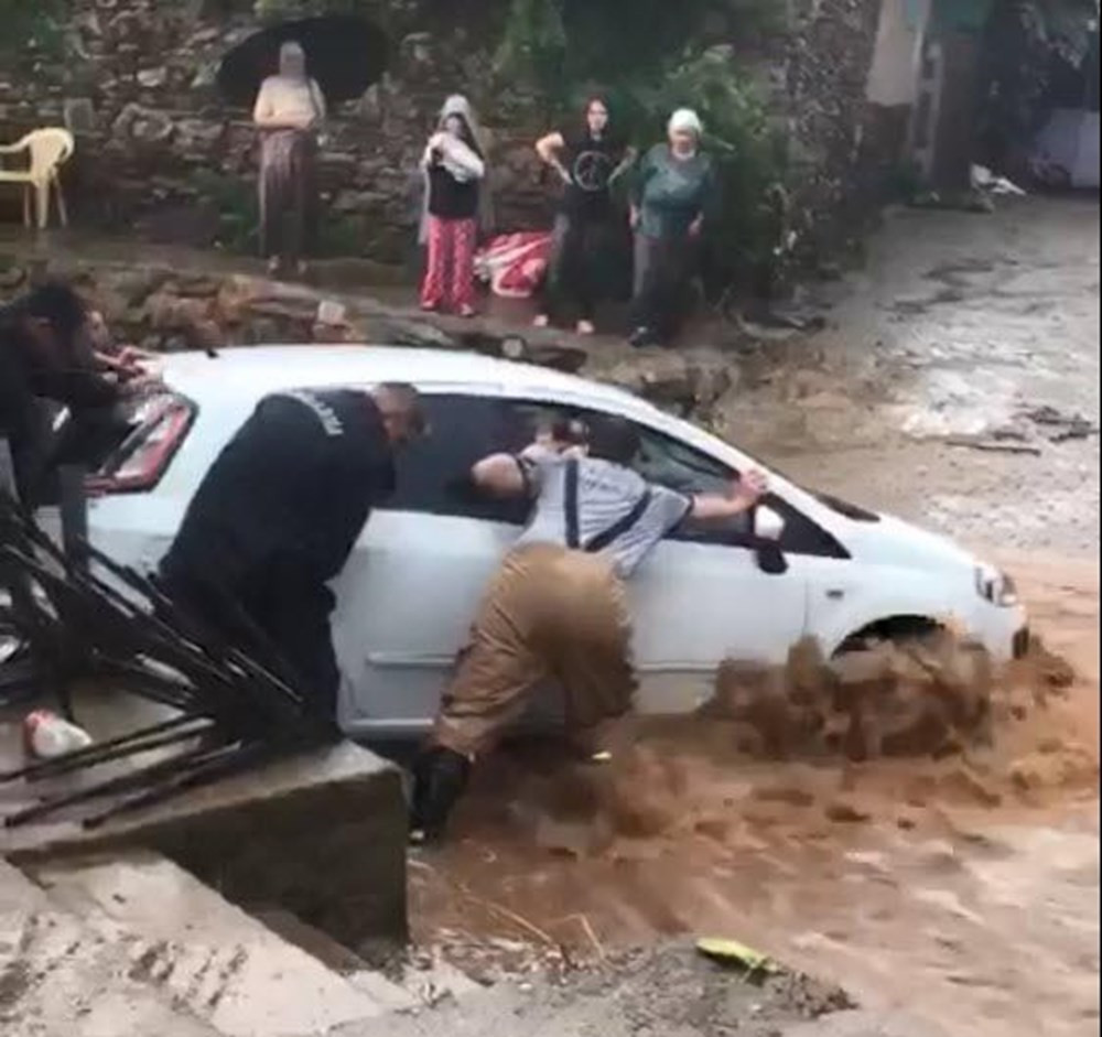 İzmir'i sağanak! Dere ve çaylar taştı, araçlar sürüklendi