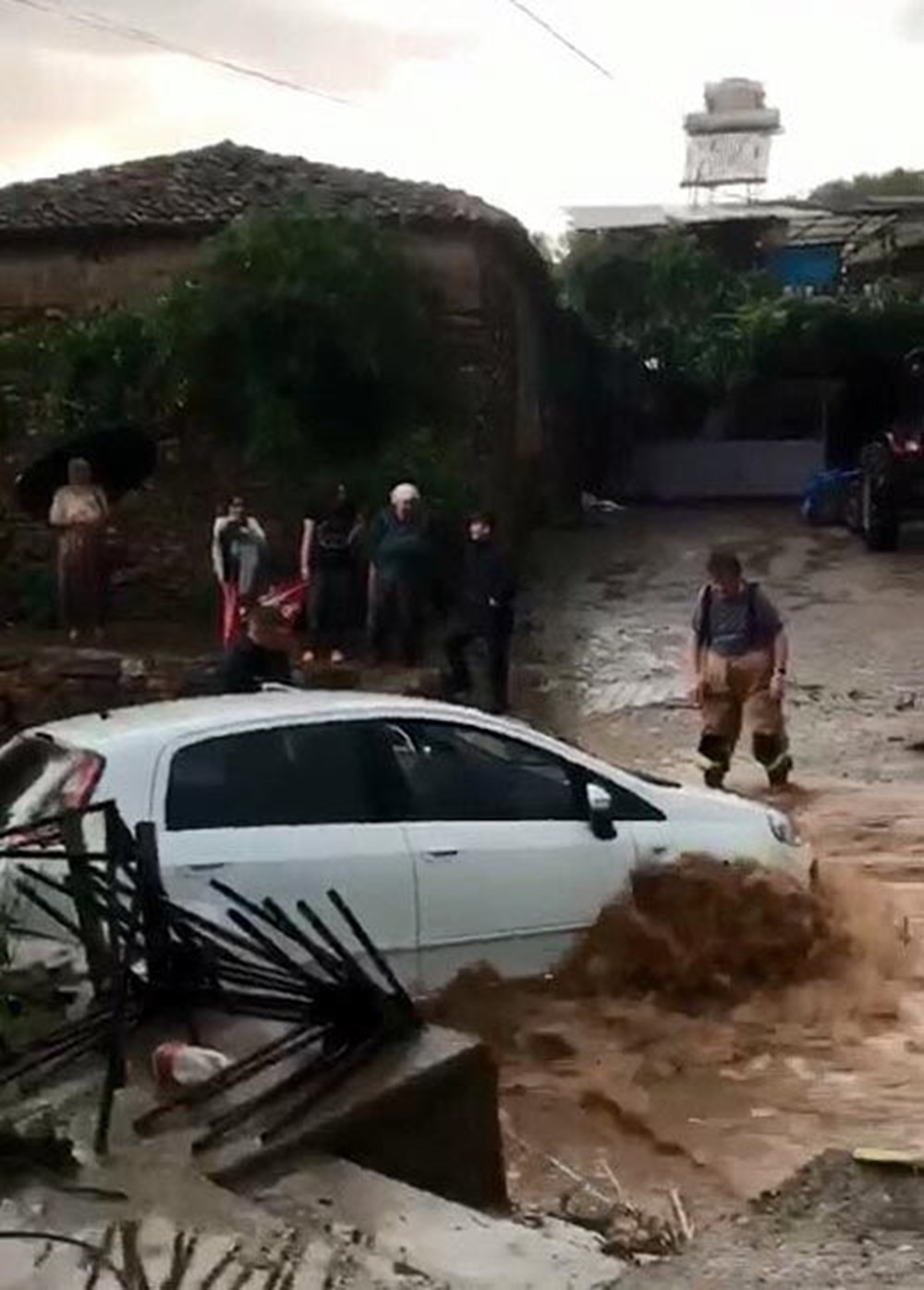 İzmir'i sağanak! Dere ve çaylar taştı, araçlar sürüklendi