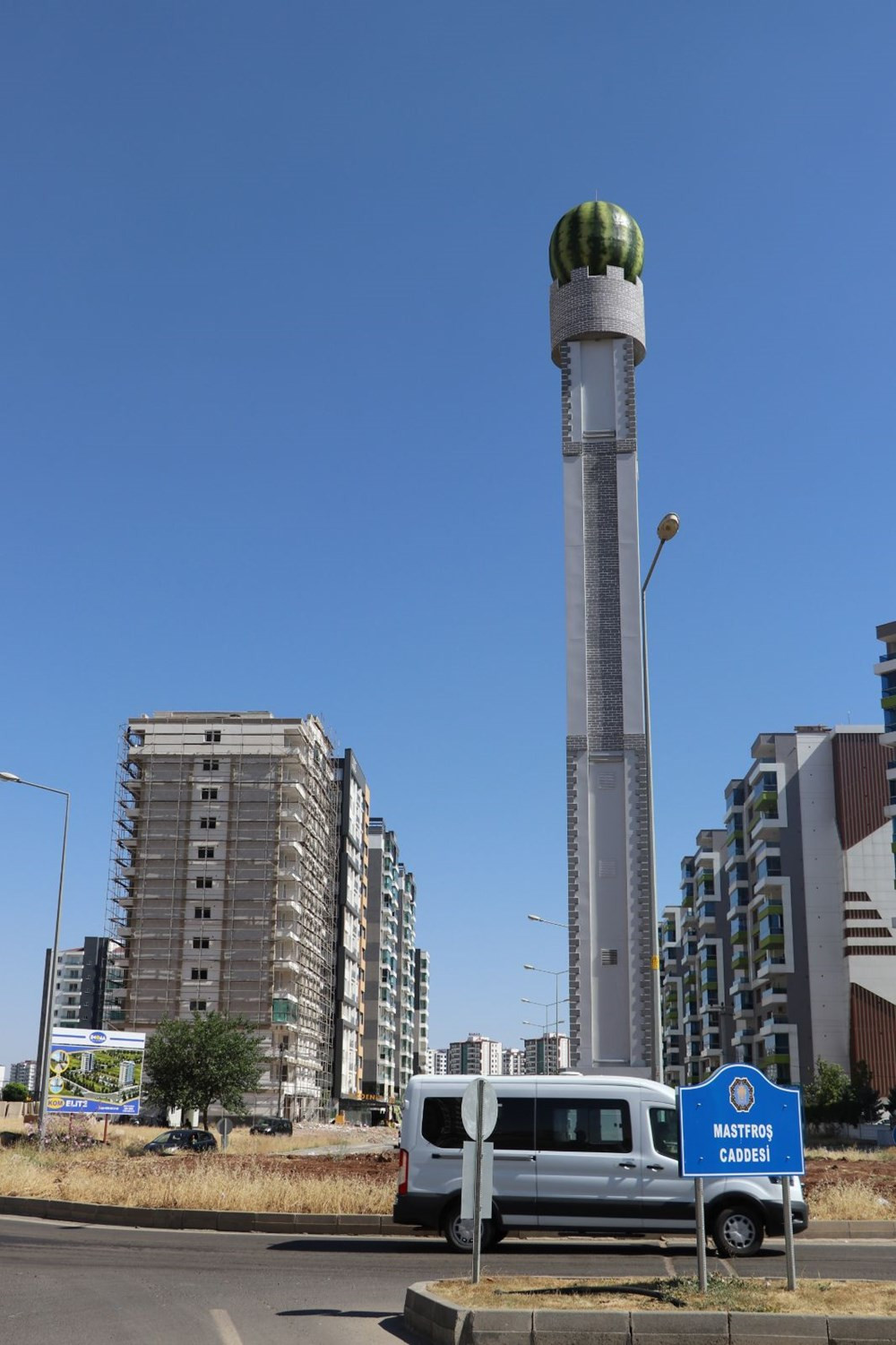 Diyarbakır'da gündem olan karpuz maketleri yeni yerinde