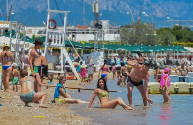 İki günde 20 bin kişi geldi! Sahillerde Rus turist yoğunluğu