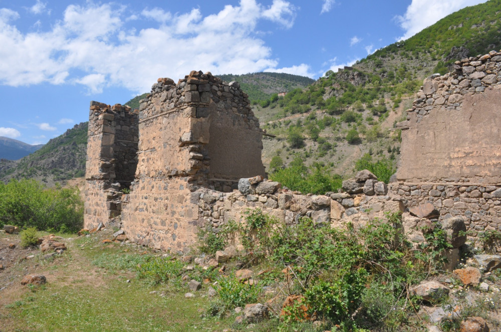 700 yıllık kalenin varisi olan aile, yeni bir kale için devrede