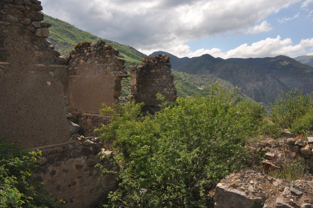 700 yıllık kalenin varisi olan aile, yeni bir kale için devrede