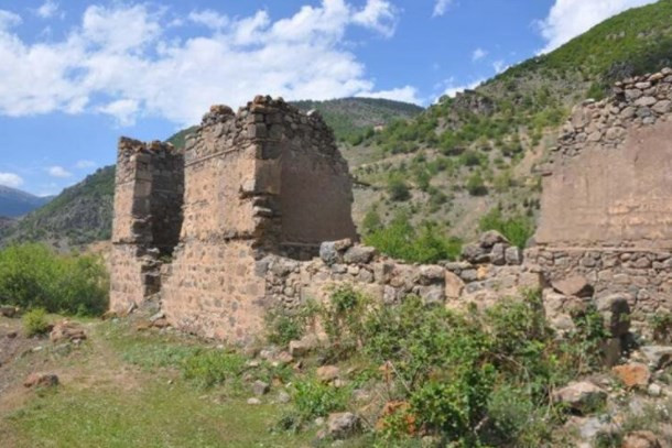 700 yıllık kalenin varisi olan aile, yeni bir kale için devrede